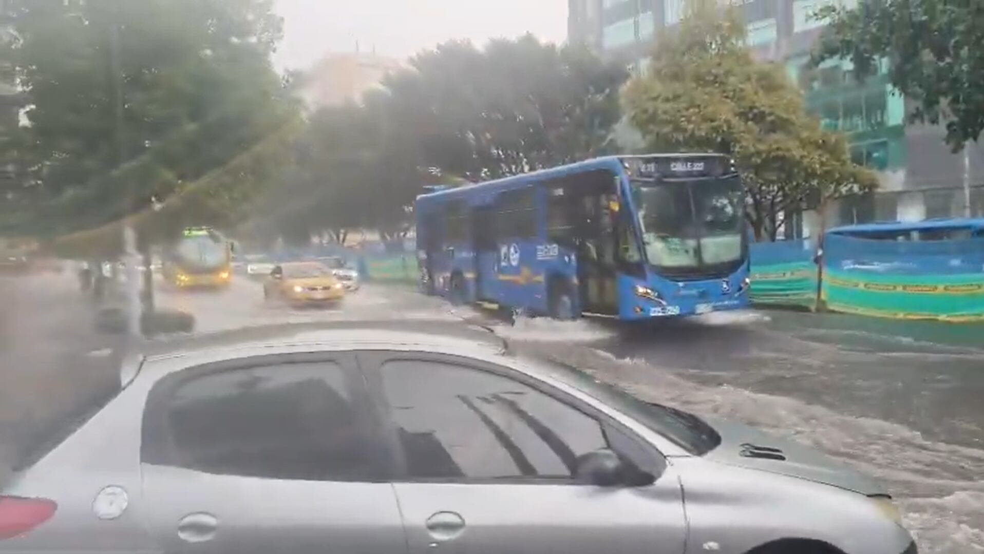 Las fuertes lluvias afectaron el tráfico del norte de Bogotá este lunes 13 de abril.