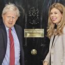 El primer ministro, de 55 años, con su compañera sentimental, Carrie Symonds, 24 menor que él. Sus vecinos han llamado a la policía alarmados por las fuertes peleas que sostienen en su casa.