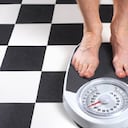 Ejercicio, alimentación y hábitos saludables ayudan a bajar de peso luego de los 50 años. Foto: Getty Images.