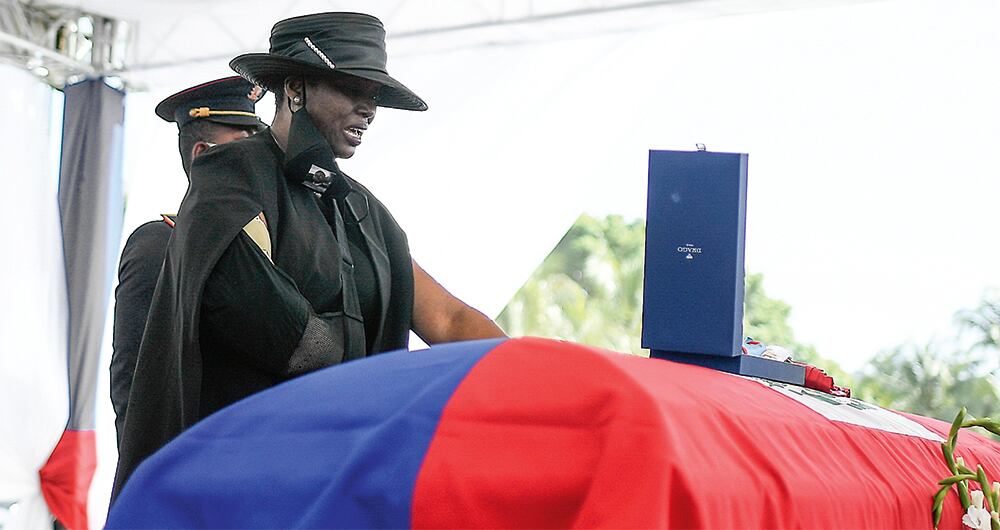 Martine Moïse, viuda del expresidente haitiano Jovenel Moïse, pide que se encarcele a los responsables del asesinato de su esposo, de los que aún no hay claridad de quienes son. Foto: AP
