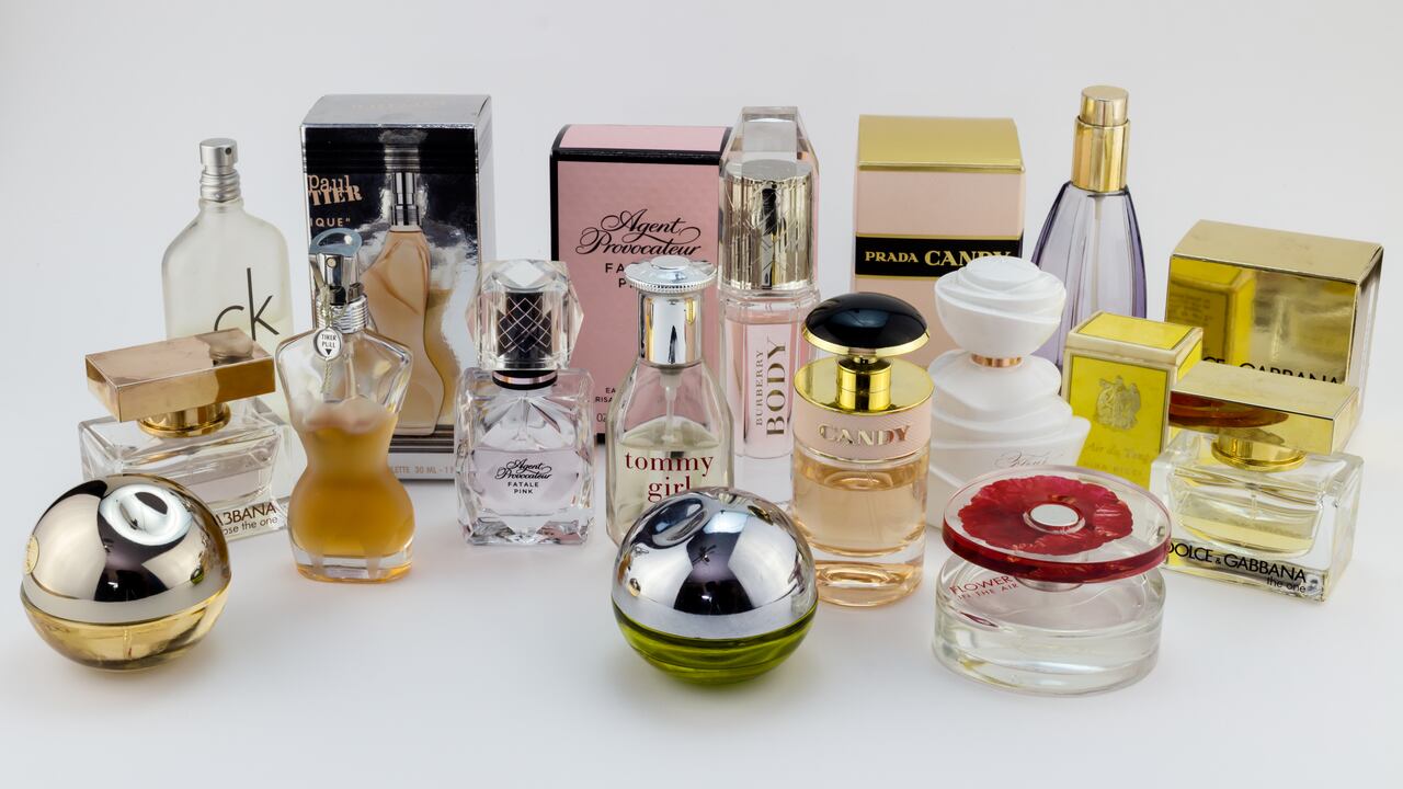 Imagen editorial ilustrativa de una variedad de perfumes de marcas famosas