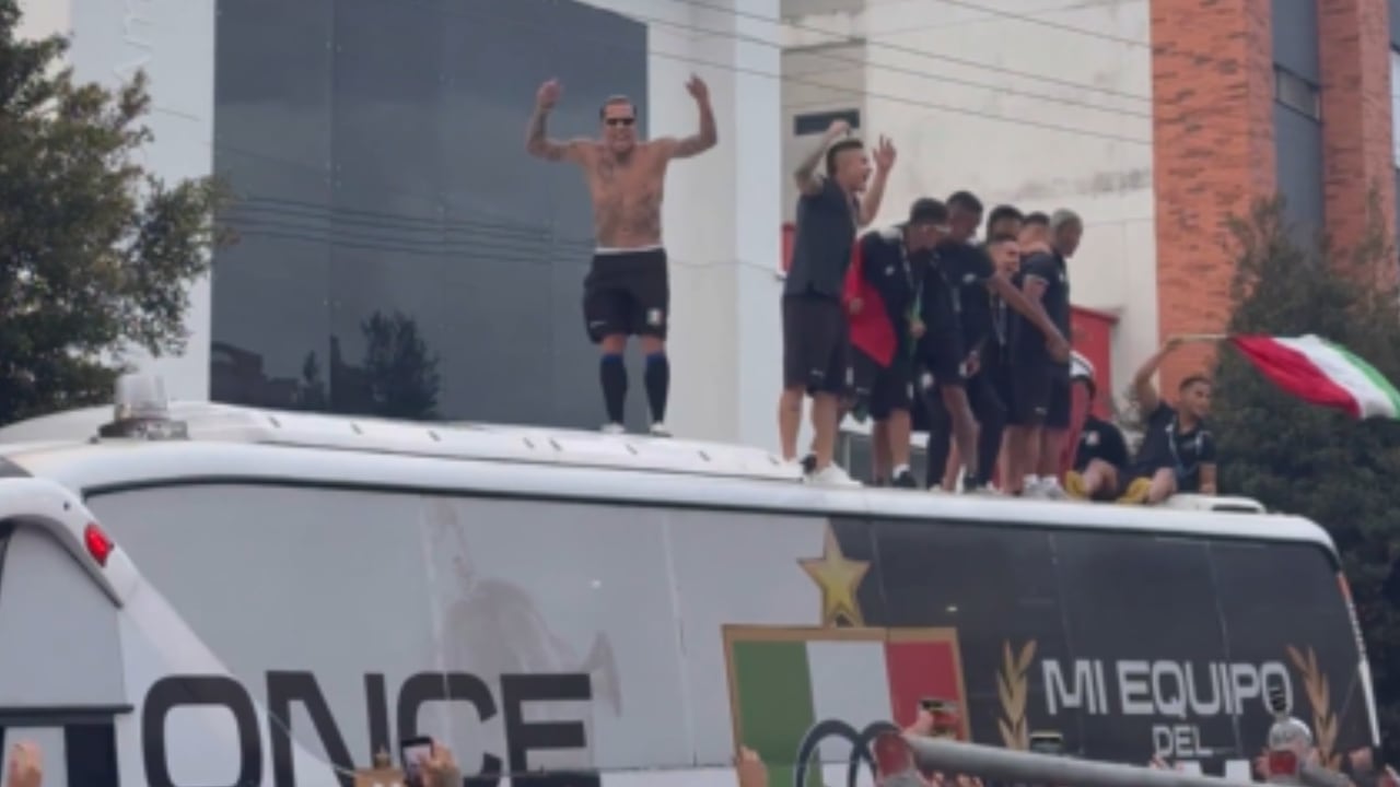 Dayro Moreno trepado encima del bus antes del partido contra Independiente del Valle.