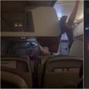 Impactante: pasajero abrió la puerta de un avión en pleno vuelo