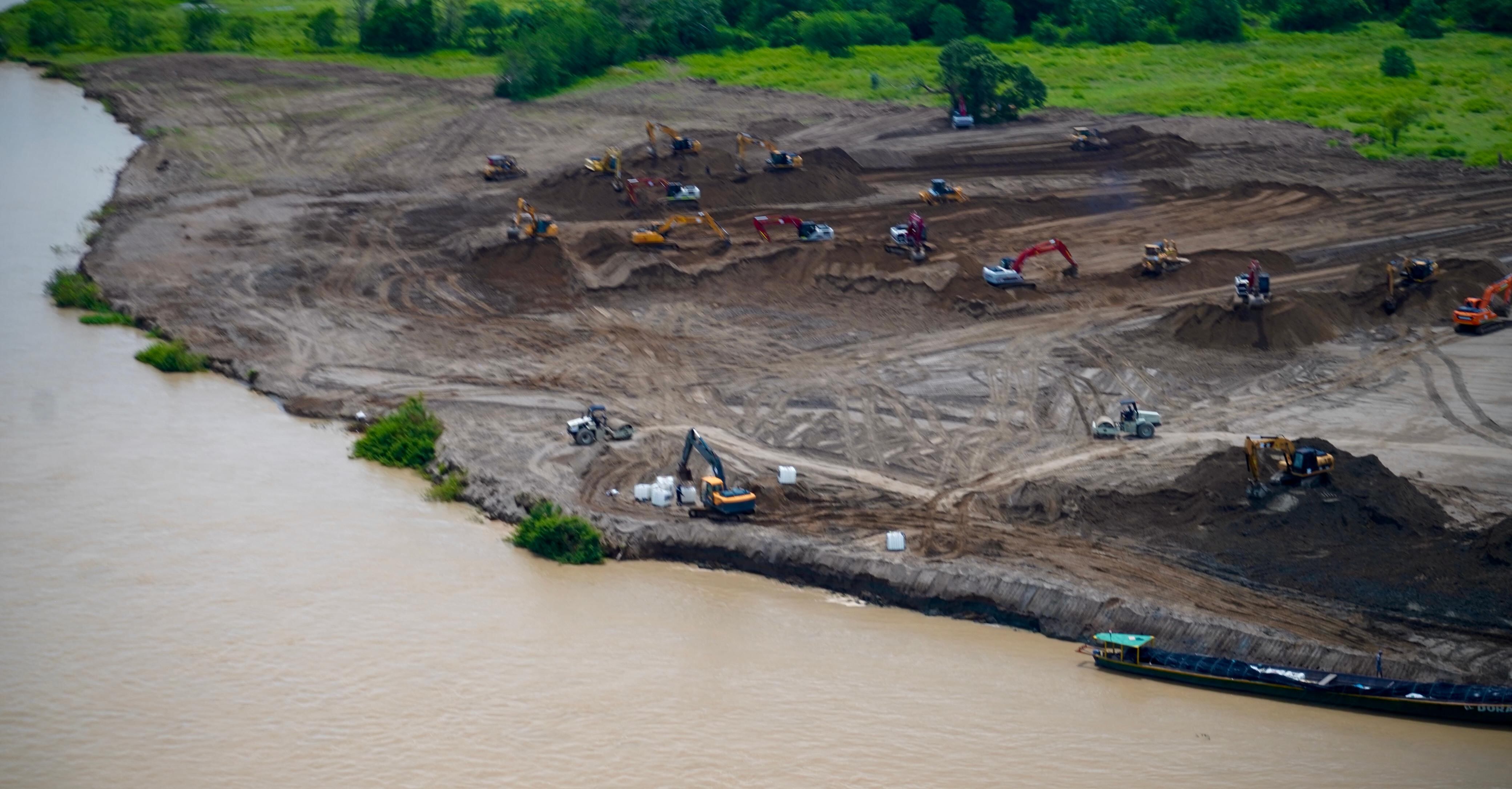 Obras en el canal de La Esperanza, en La Mojana.