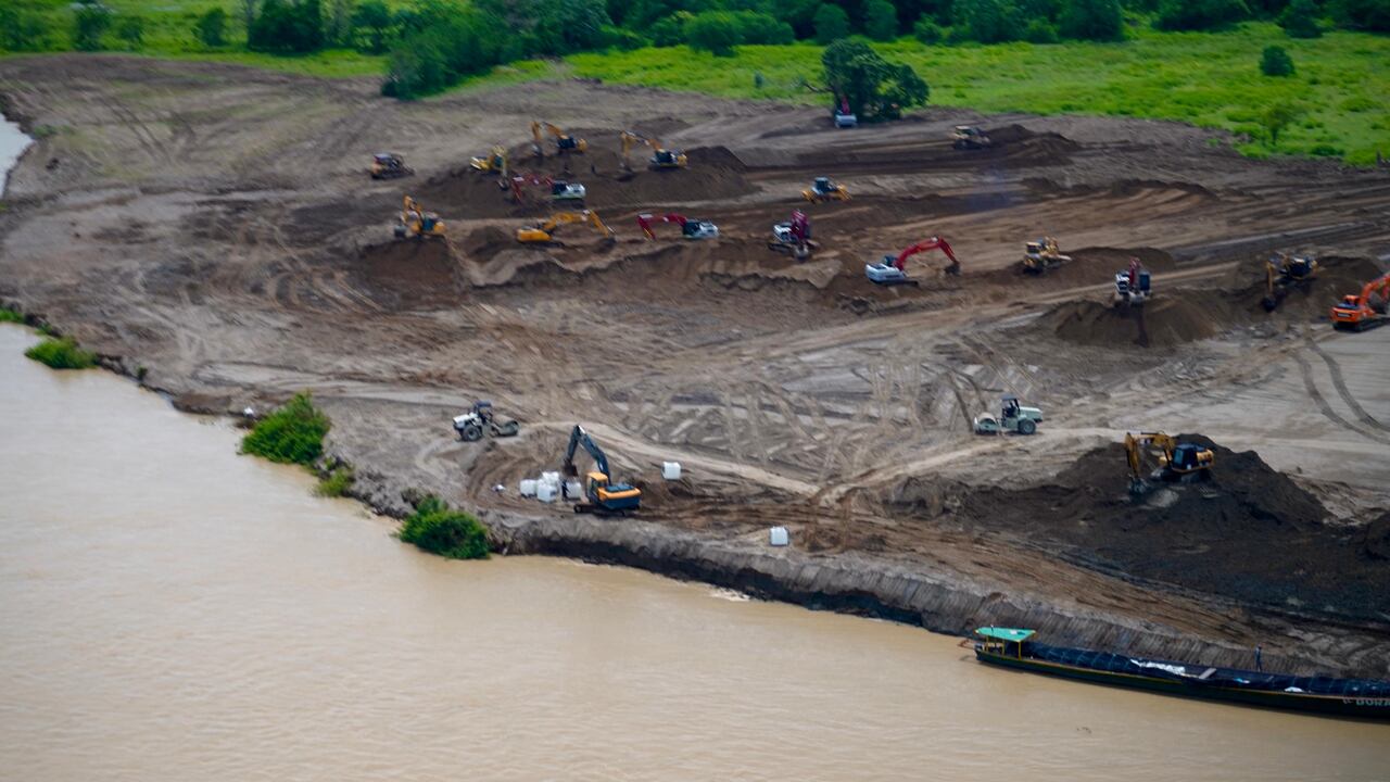 Obras en el canal de La Esperanza, en La Mojana.