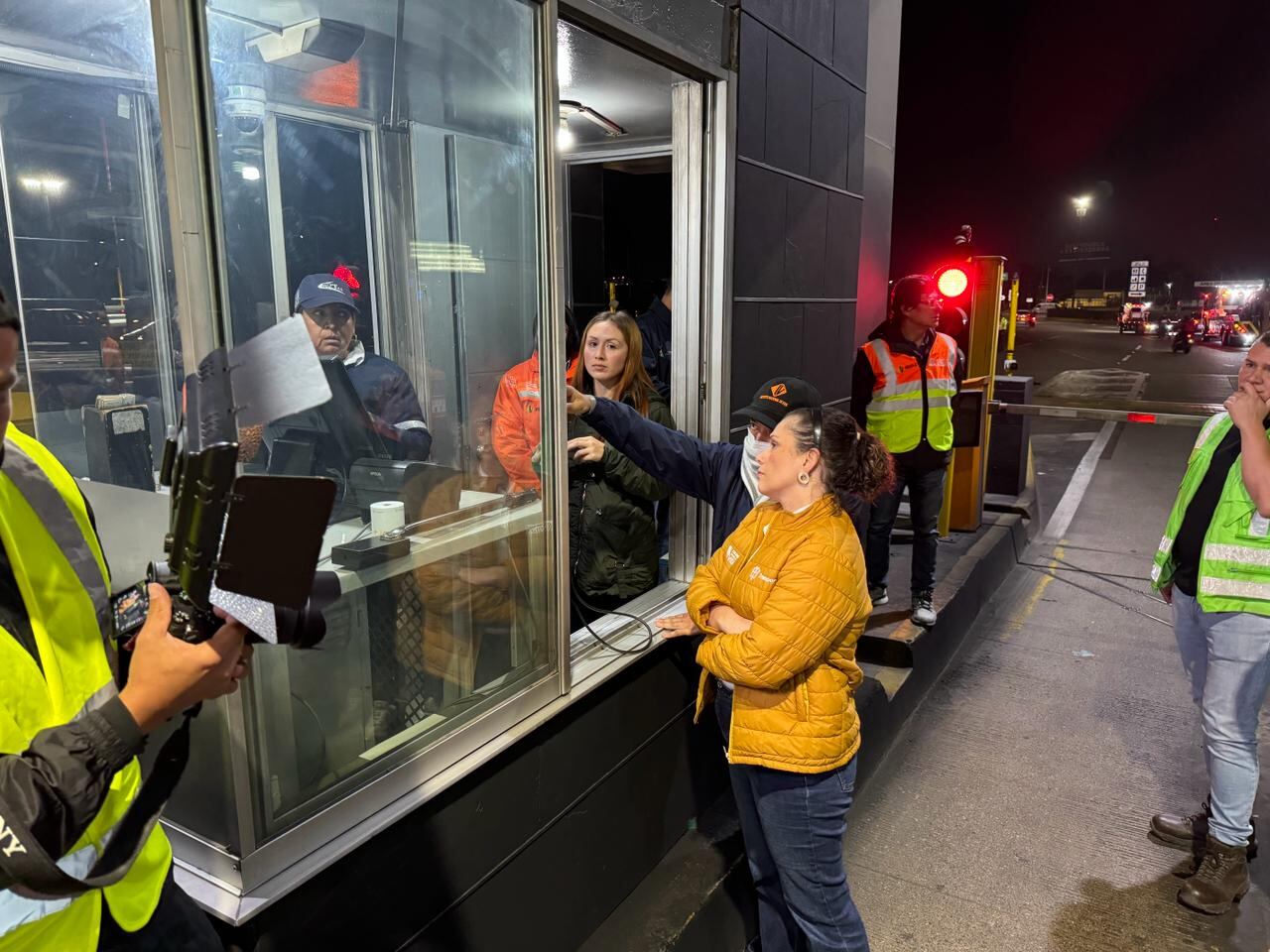 María Constanza García, directora (e) de Invías hizo inspección sobre el corredor vial, donde está ubicado el peaje para el mantenimiento de la carretera.