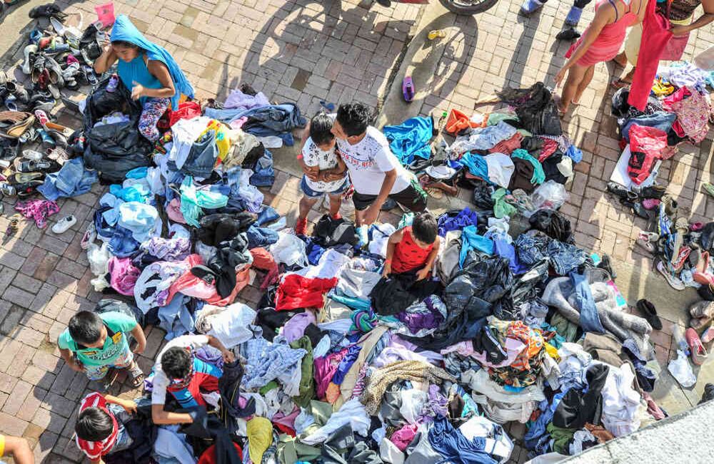 Varias personas damnificadas por la furia de la naturaleza buscan ropa  entre las donaciones, el viernes 7 de abril de 2017, en el albergue del ITP —Instituto Tecnológico del Putumayo—, en Mocoa, luego que la noche del 31 de marzo una avalancha provocada por el desbordamiento de los ríos Mocoa, Mulato y Sangoyaco arrasó con todo lo que encontró a su paso. Foto: Carlos Julio Martínez / Enviado Especial de Semana 