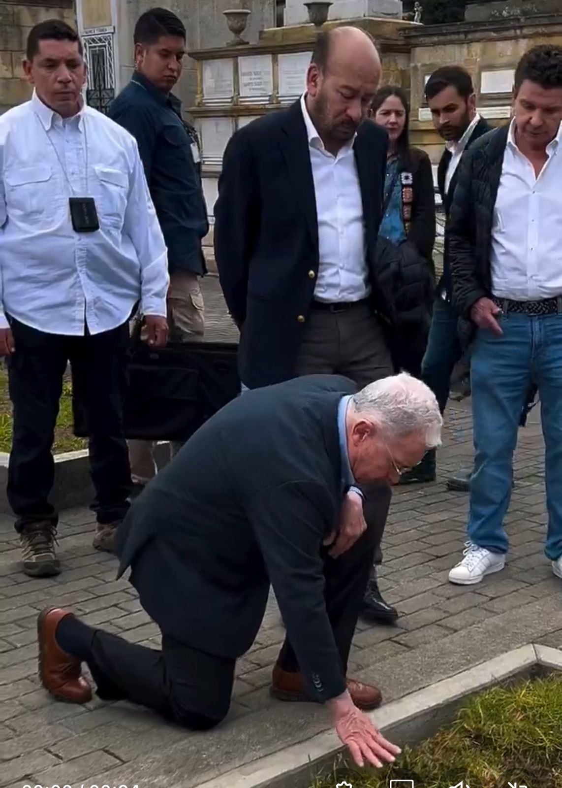 Álvaro Uribe visitó la tumba de Miguel Uribe Turbay.
