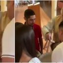 El sacerdote expresó su molestia con el papá del menor que bautizaban.