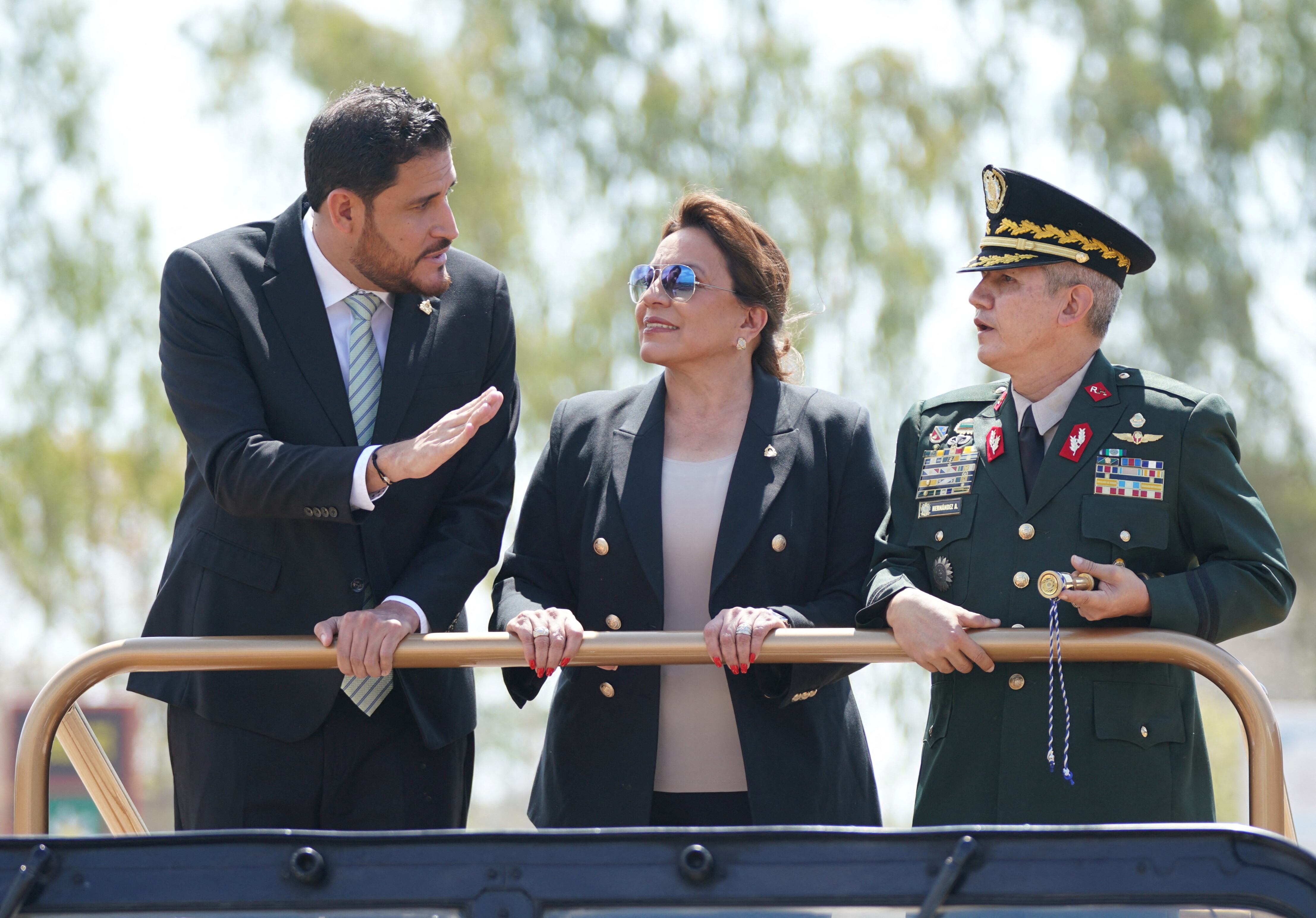 n esta fotografía proporcionada por el Ministro de Defensa de la Presidencia de Honduras, José Manuel Zelaya, la Presidenta Xiomara Castro y el Estado Mayor Conjunto de las Fuerzas Armadas, General de División Roosevelt Leonel Hernández, revisan las tropas durante una ceremonia de ascenso para oficiales de las Fuerzas Armadas en Tegucigalpa el 13 de marzo. 2024.
