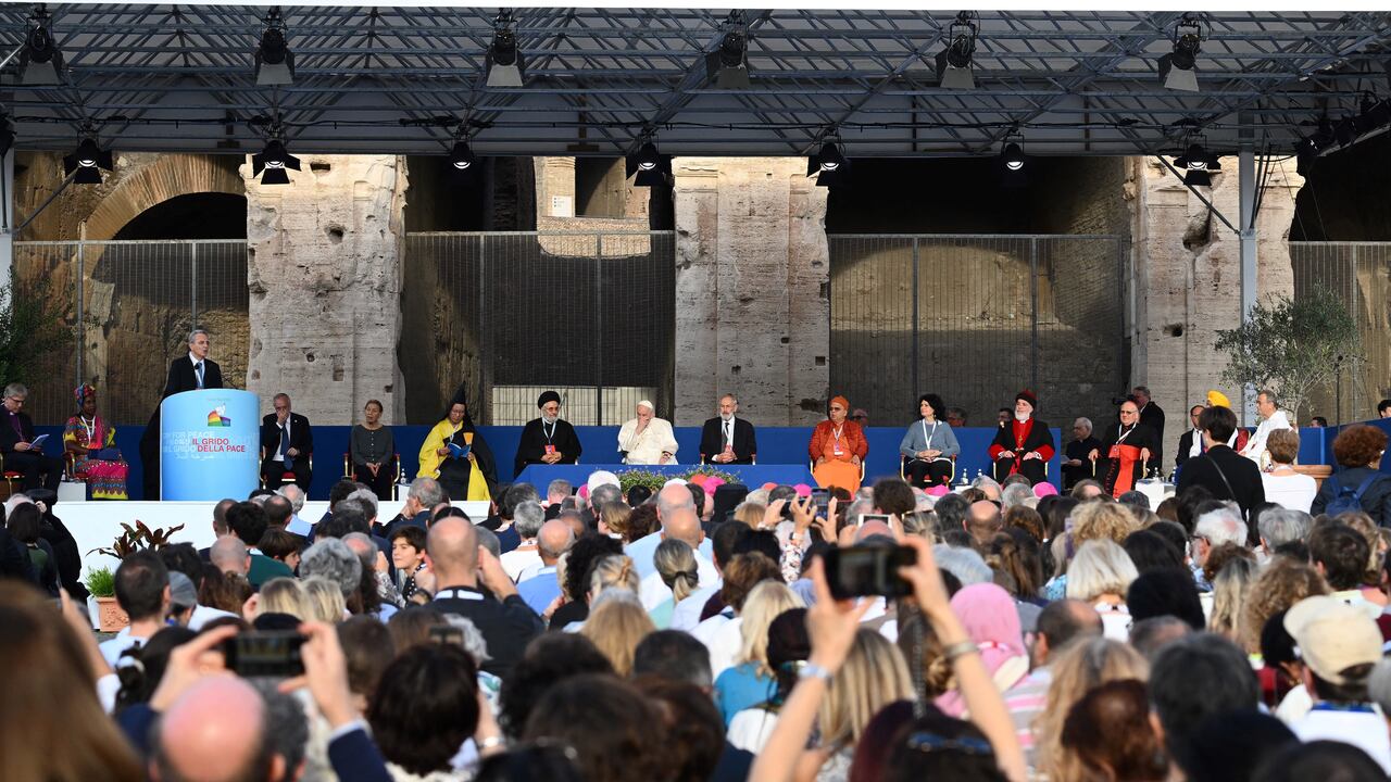 El Papa Francisco (8º L) participa en una conferencia con otros líderes religiosos en el Coliseo de Roma el 25 de octubre de 2022, como parte de la cumbre internacional por la paz "El Grito por la Paz", organizada por la Comunidad Católica Italiana de Sant'Egidio. (Foto de Vincenzo PINTO / AFP)