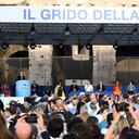 El Papa Francisco (8º L) participa en una conferencia con otros líderes religiosos en el Coliseo de Roma el 25 de octubre de 2022, como parte de la cumbre internacional por la paz "El Grito por la Paz", organizada por la Comunidad Católica Italiana de Sant'Egidio. (Foto de Vincenzo PINTO / AFP)