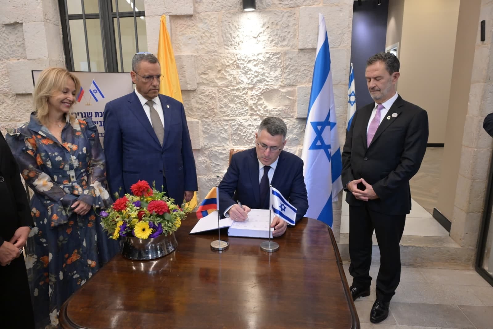 Miembros de la diplomacia de ambos países acompañaron a los cancilleres en la inauguración.