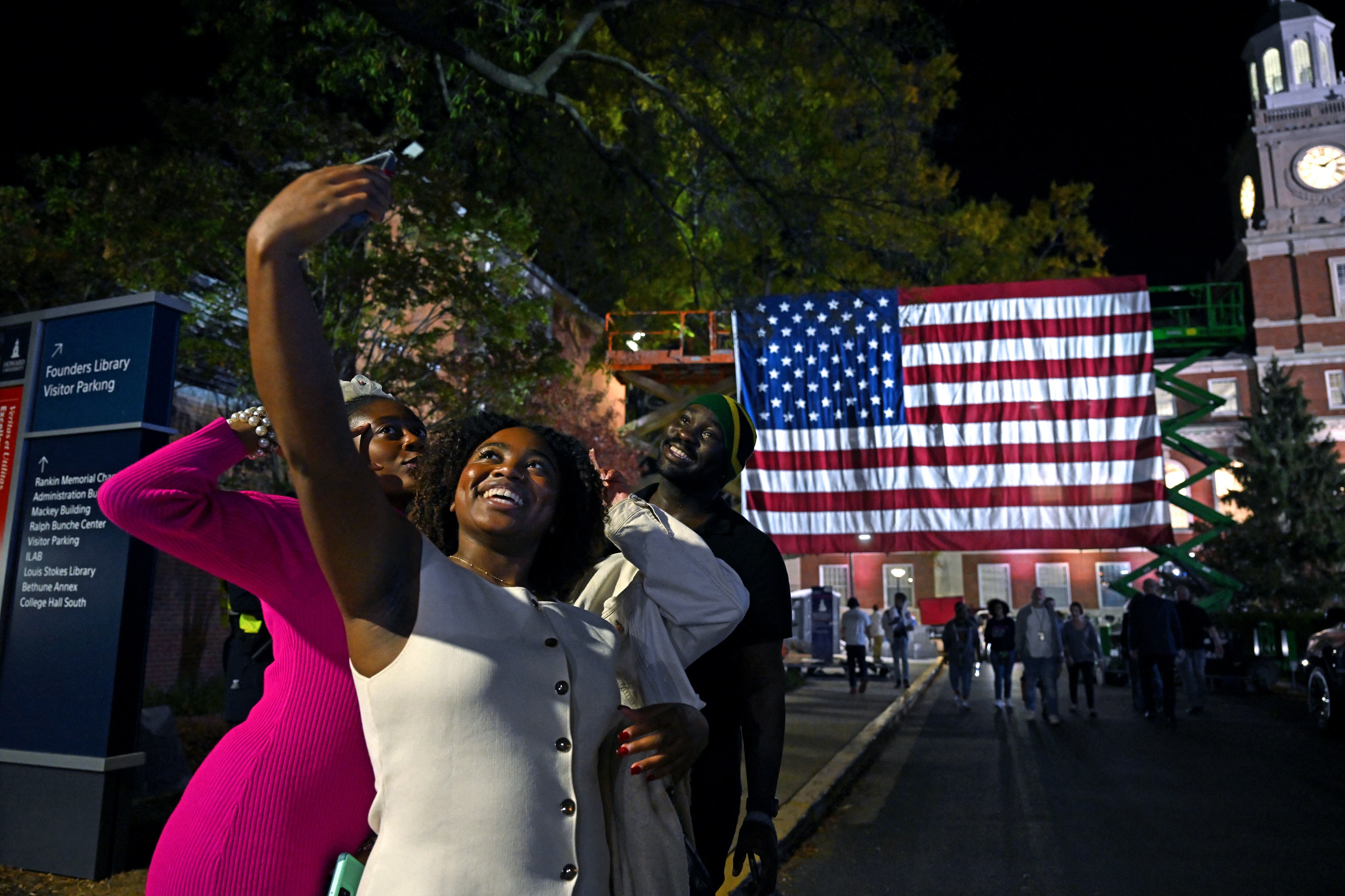 Dentro de unas horas, la candidata demócrata Harris, que estudió allí, pronunciará un discurso.