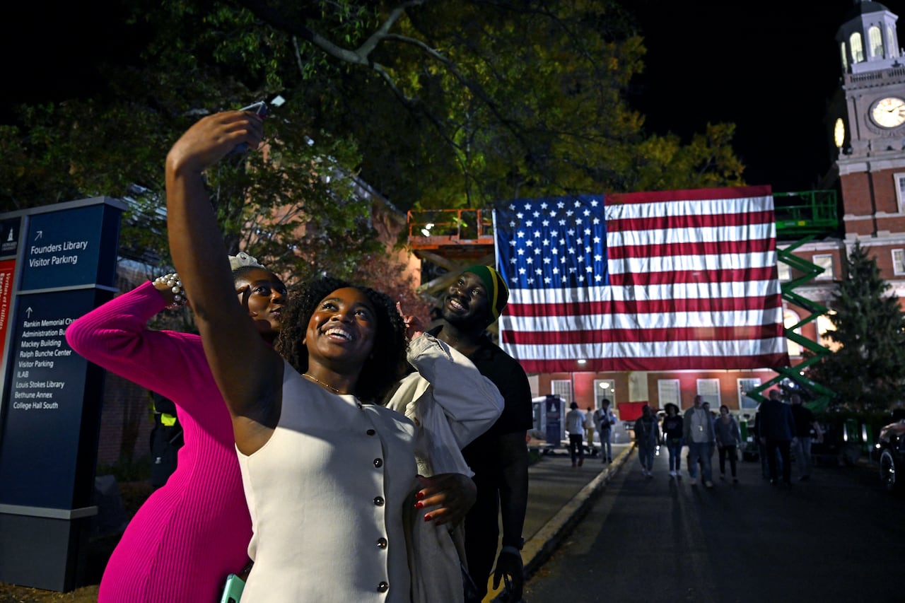 Dentro de unas horas, la candidata demócrata Harris, que estudió allí, pronunciará un discurso.