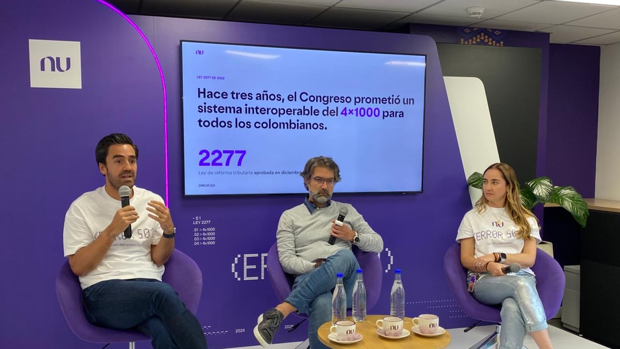 Gabriel Santos, presidente de Colombia Fintech; Óscar Cadena, director de Asuntos Públicos de Nu Colombia; y Marcela Torres, gerente general de Nu Colombia.