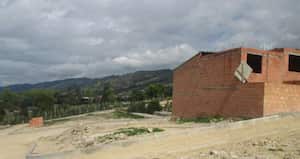 Se encontraron casas parcialmente construidas, con humedad, corrosión de muros y deterioro por efecto de la expansión del agua.