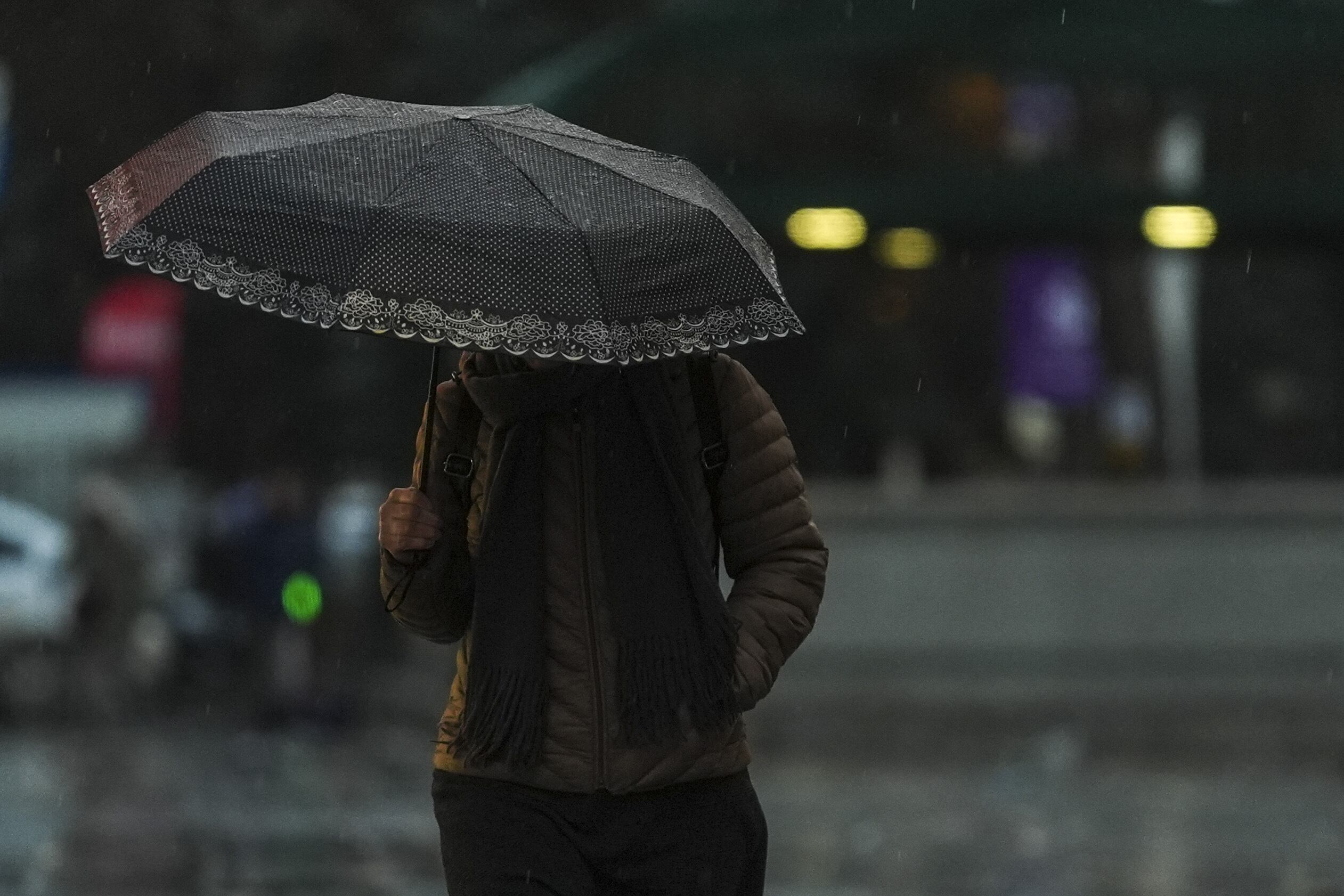 Foto de referencia de una mujer bajo la lluvia, en Ankara (Turquía), el 8 de enero de 2026