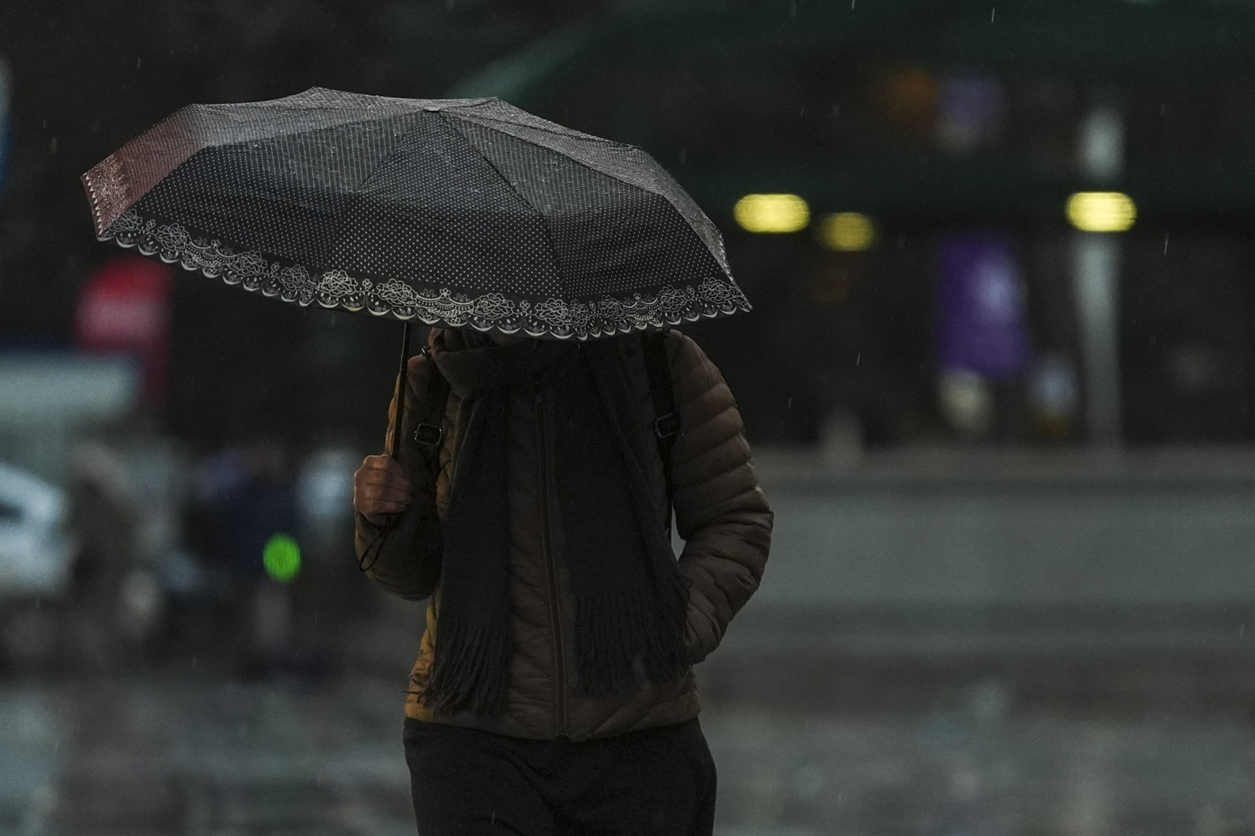 Foto de referencia de una mujer bajo la lluvia, en Ankara (Turquía), el 8 de enero de 2026