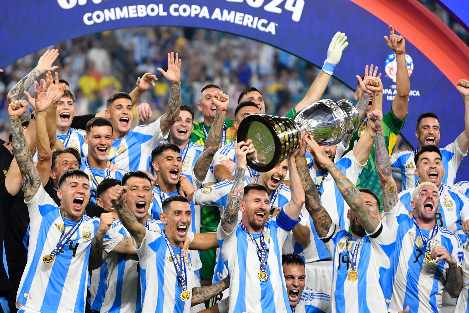 Lionel Messi y sus compañeros de la Selección de Argentina levantan el trofeo de campeón de la Copa América 2024.