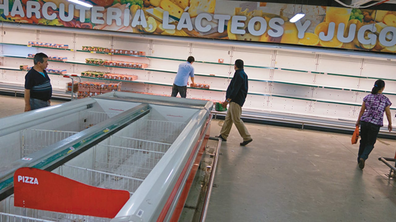 Los anaqueles de los supermercados permanecen vacíos y el gobierno sigue sosteniendo que es el resultado de un complot del empresariado.