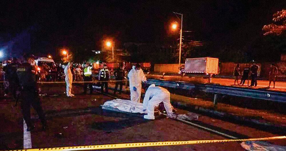    El accidente ocurrió en la vía troncal que comunica a Santa Marta con Barranquilla. Todo apunta a que los jóvenes fueron arrollados en el andén. 