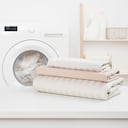 Doble las sábanas para que no se arruguen