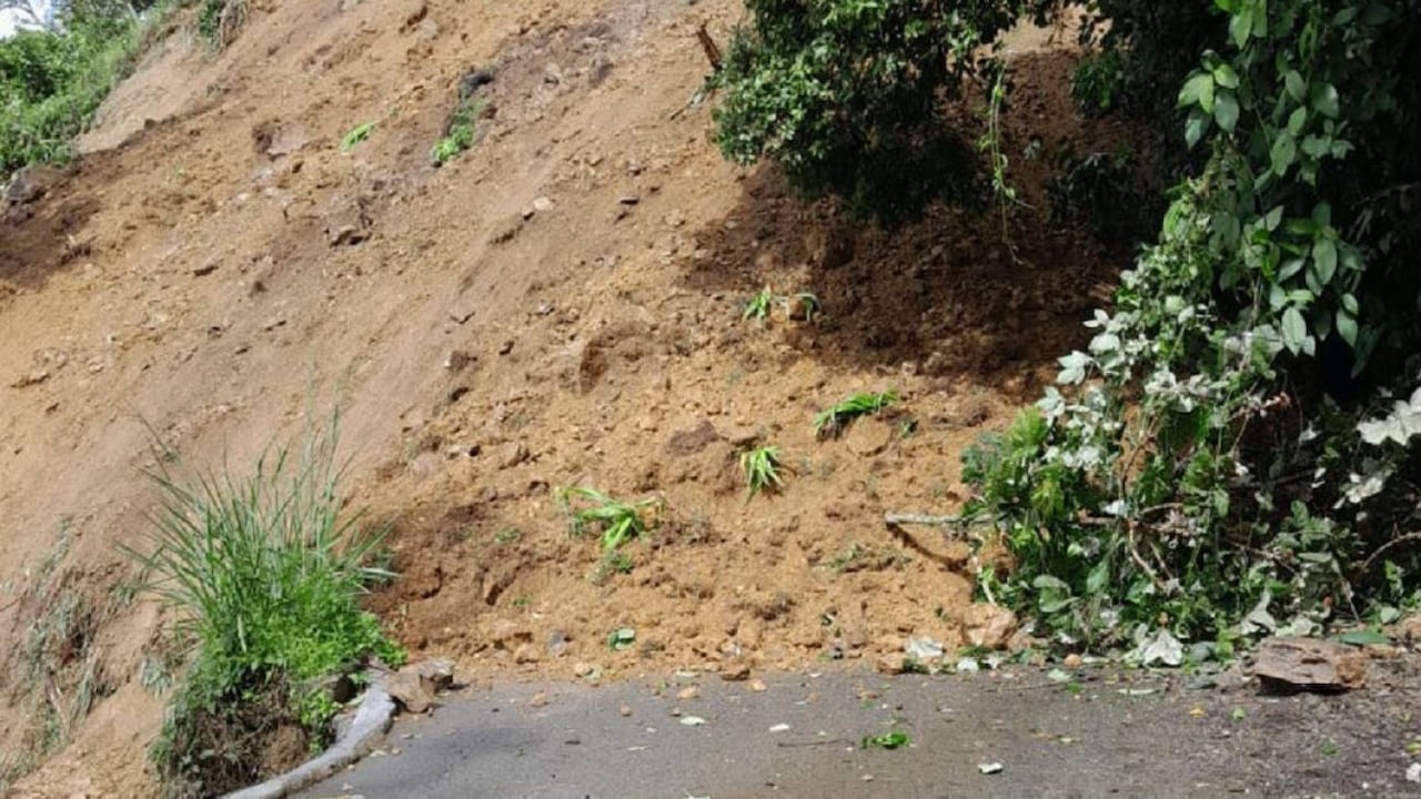 Así se encuentra una de las vías, totalmente obstaculizada. Incluso, las autoridades informaron que la población del municipio de Támesis también está afectada. Reportan que no ha podido ingresar el camión especial que transporta gas domiciliario.