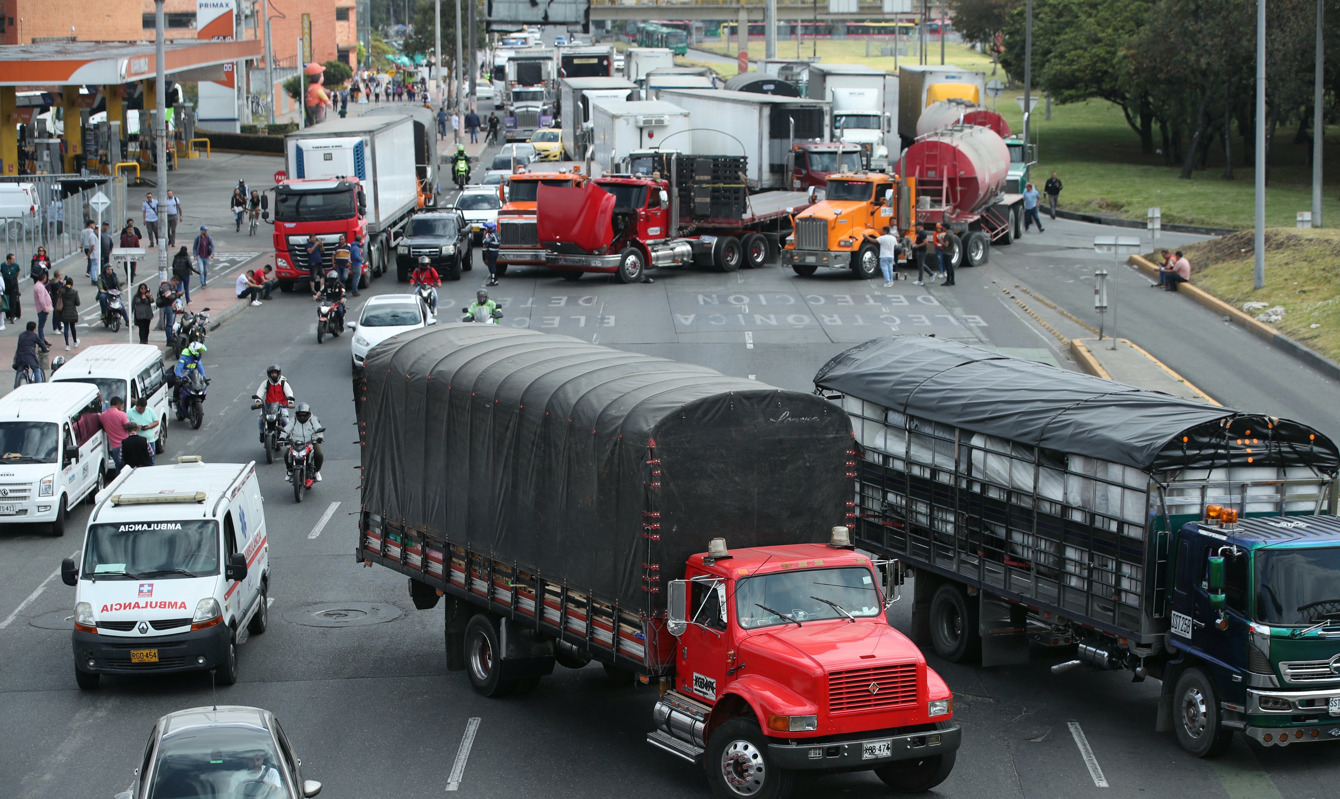 Paro de transportadores, camioneros en la autopista norte con calle 183
protestas por el alza al ACPM