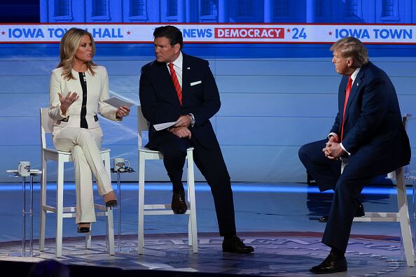 Los moderadores Martha MacCallum y Bret Baier organizan un ayuntamiento de Fox News con el candidato presidencial republicano, el ex presidente Donald Trump, el 10 de enero de 2024 en Des Moines, Iowa.