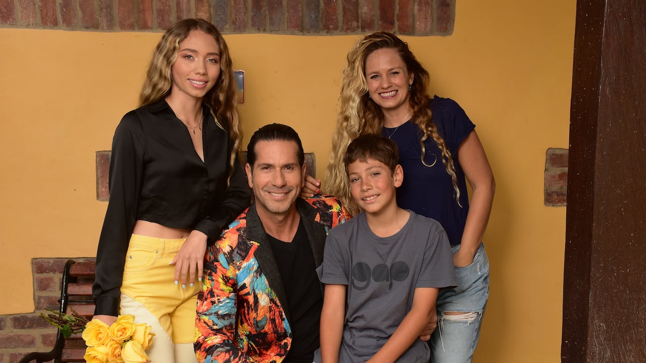 Gregorio Pernía cocina, trabaja, baila, le gusta estar en familia y es fiel. ¿Parece el hombre perfecto?