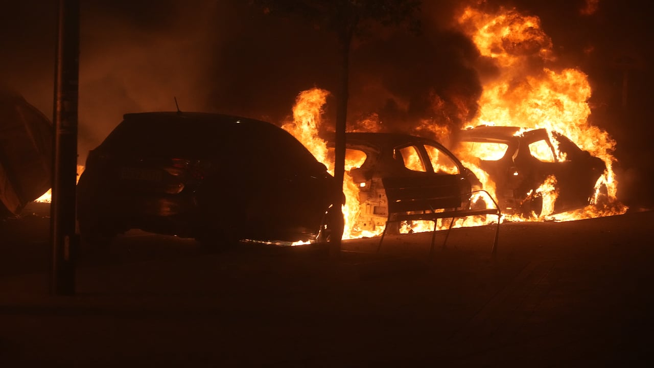 Vehículos incinerados en Bilbao.