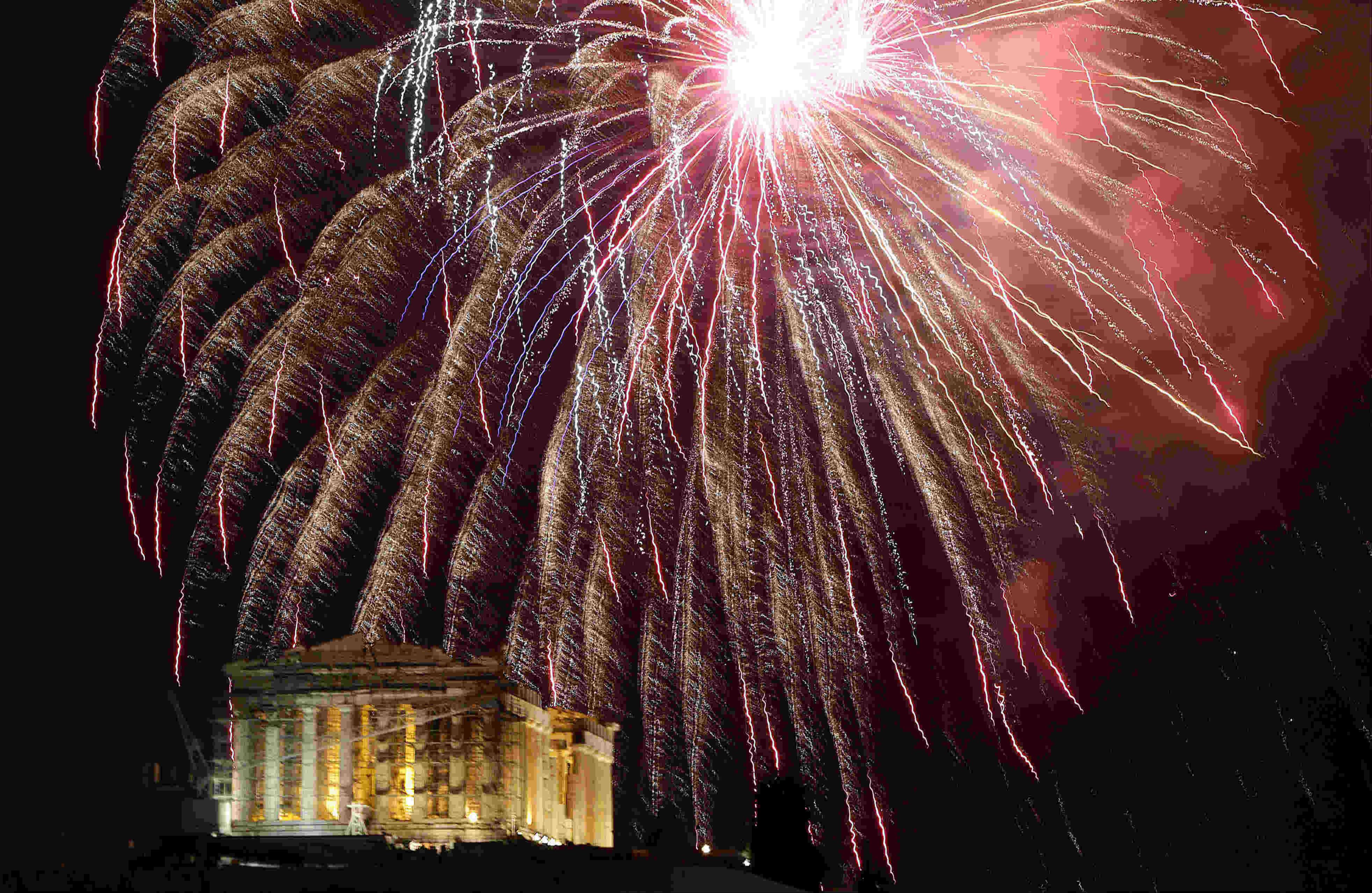 En Grecia, los fuegos artificiales para recibir el 2017 se vieron sobre la Acrópolis. 