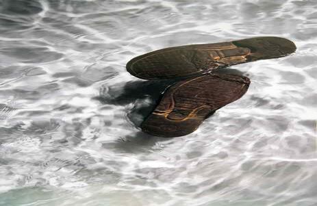 La obra ‘Río Abajo’, de la fotógrafa caleña Erika Diettes, consta de imágenes de prendas de personas desaparecidas que se presume que están en ríos del Oriente Antioqueño, Chocó, Caquetá y Bogotá. 