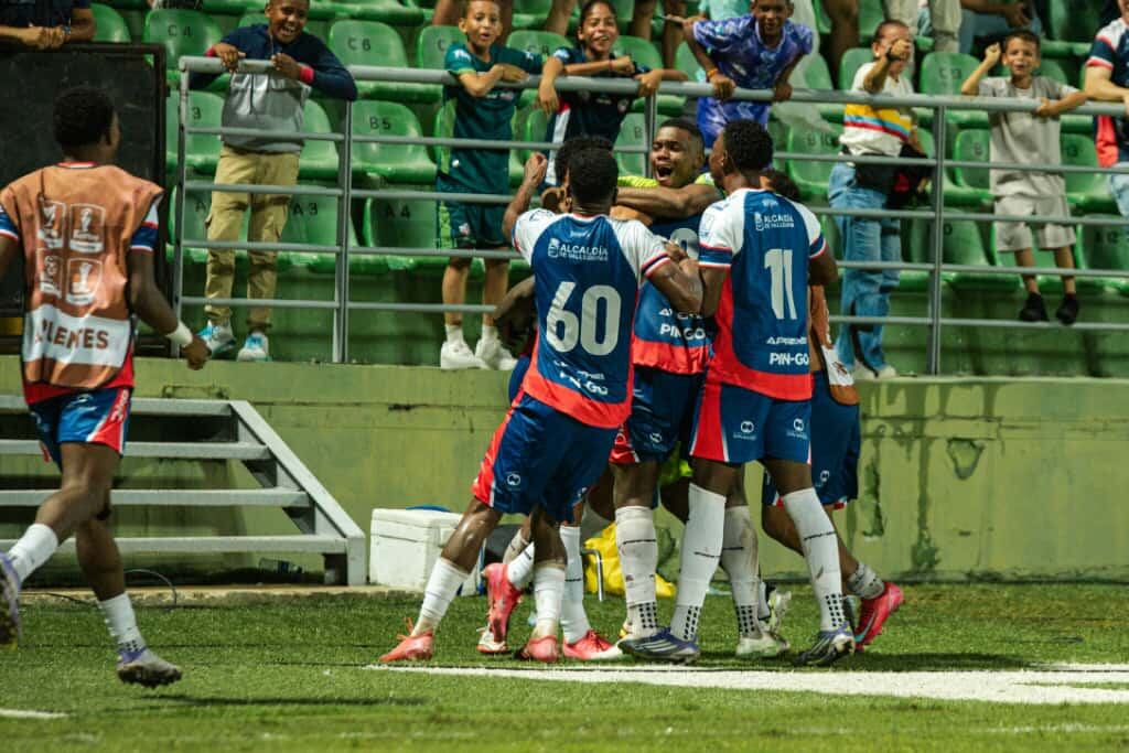 Los jugadores de Alianza celebran el gol de Carlos Lucumí.