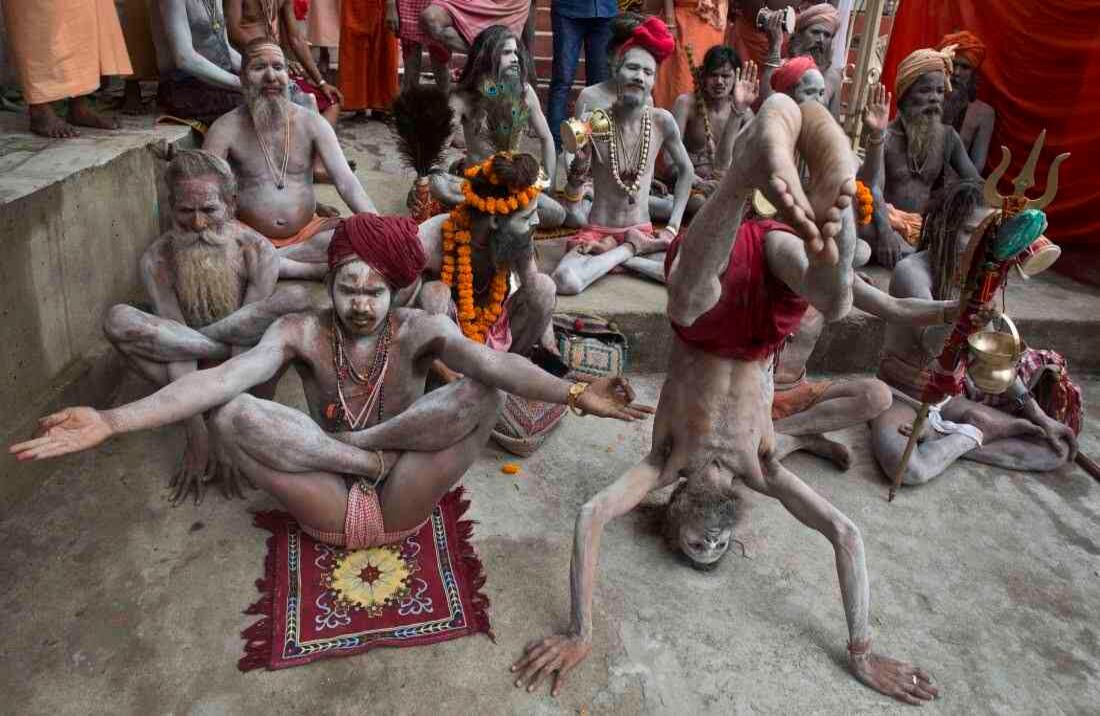 Sadhus indios o hombres sagrados hindúes realizan Yoga para celebrar el Día Internacional del Yoga en el templo de Kamakhya en Gauhati, India, el miércoles 21 de junio de 2017. Los practicantes de yoga tomaron un descanso para doblarse, retorcerse y posar el miércoles por la mañana para el evento anual Celebrando la práctica, especialmente en el país donde comenzó. (AP Photo / Anupam Nath)  