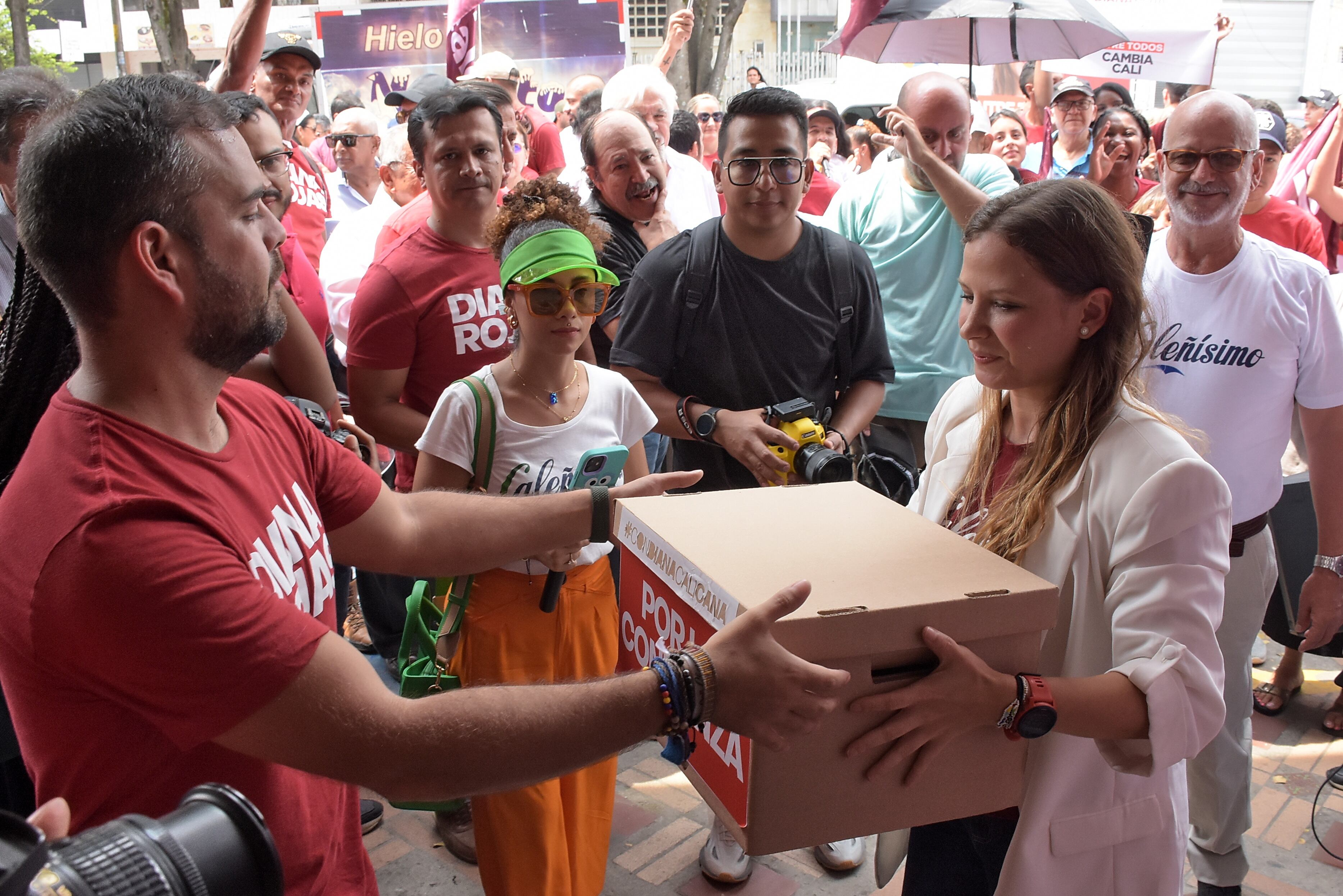 En la Registraduría de los cámbulos Junto a cientos de seguidores, Diana Rojas Inscribió su candidatura a la Alcaldía de Cali.