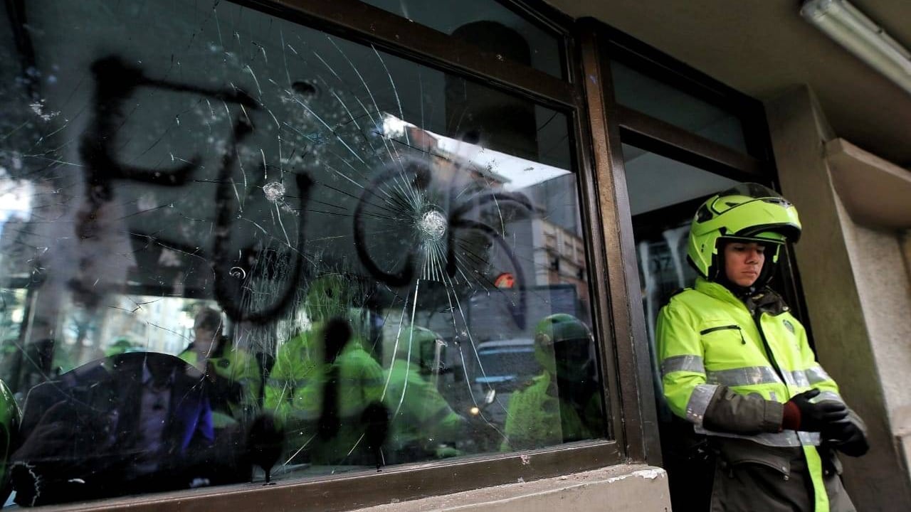 Estudiantes atacan CAI Rosario en Bogotá durante la manifestación en contra del Esmad. Foto: Esteban Vega La Rotta.