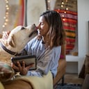 Perro lamiendo a su dueña.