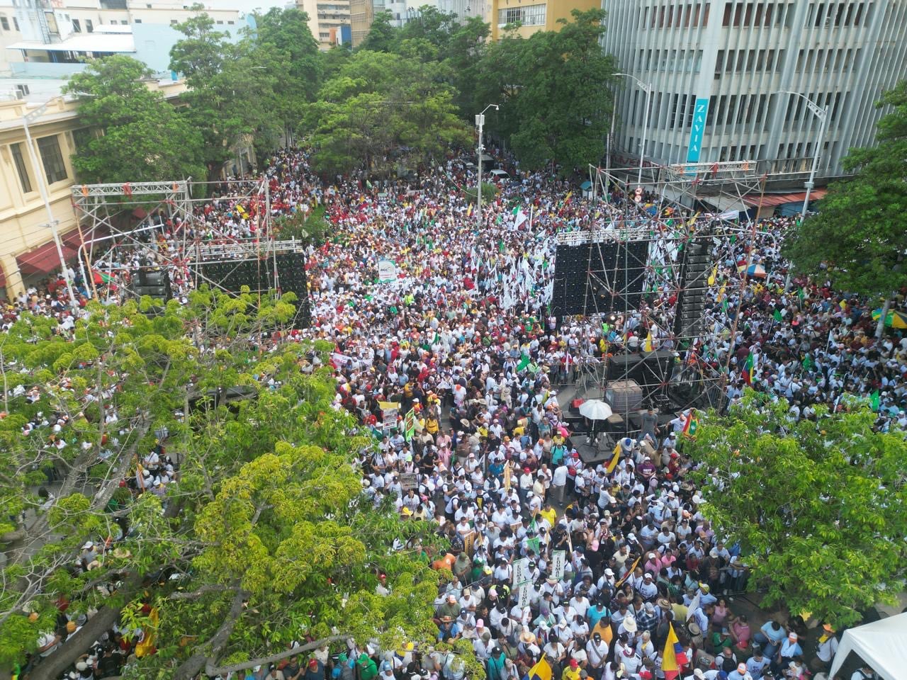 Concentración de personas tras el llamado de Gustavo Petro en Barranquilla.