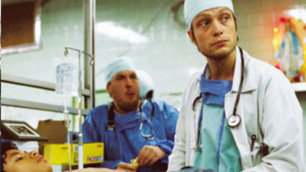 El único actor alemán en la película es August Diehl (izquierda), quien interpreta al Dr. Alemán, un joven médico que llega a Cali a hacer su práctica profesional