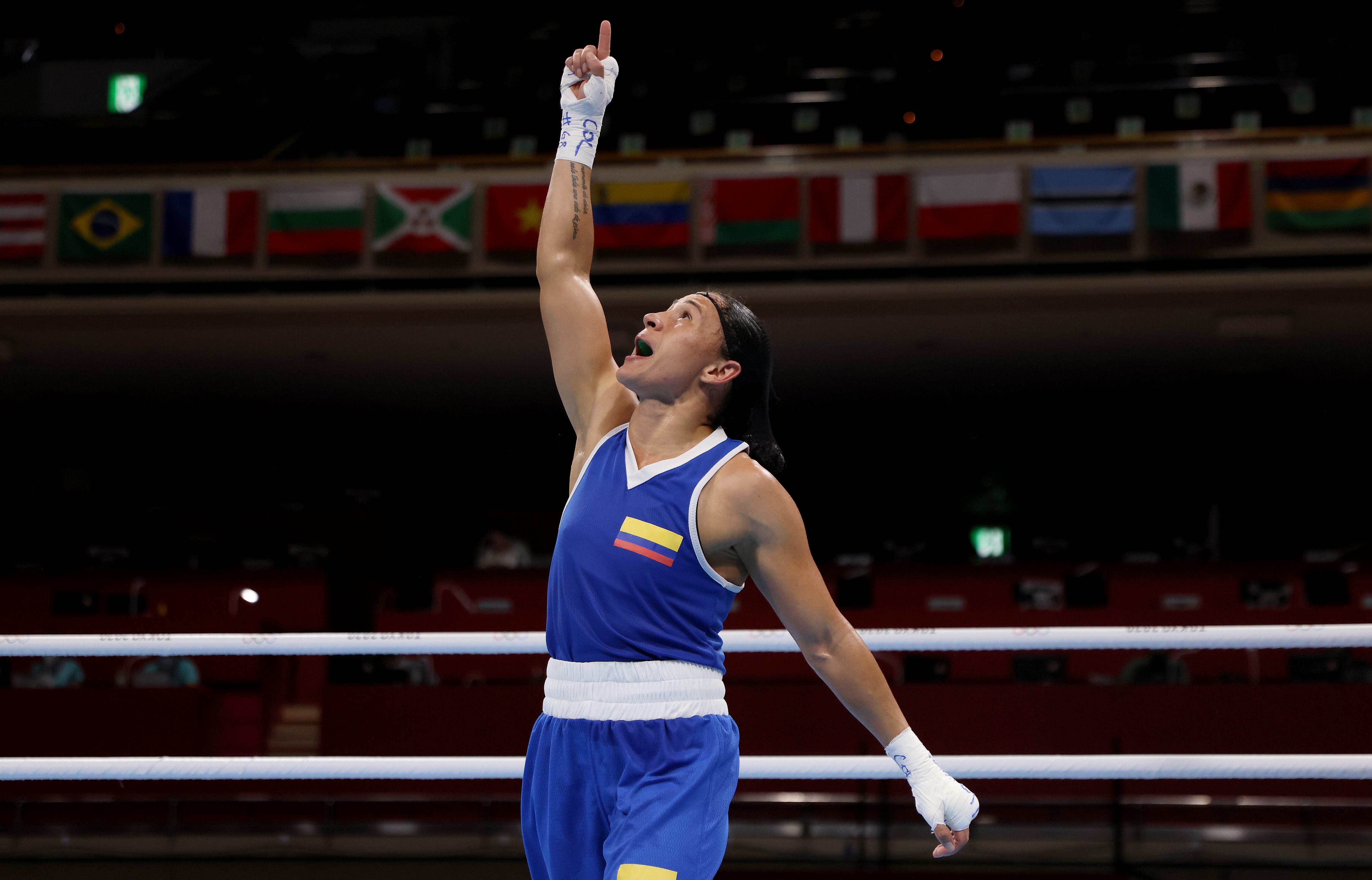 TOKIO, JAPÓN - 26 DE JULIO: Yeni Marcela Arias Castaneda de Colombia celebra la victoria sobre Stanimira Nikolaeva Petrova de Bulgaria durante el Women's Feather (54-57kg) en el tercer día de los Juegos Olímpicos de Tokio 2020 en Kokugikan Arena el 26 de julio de 2021 en Tokio. Japón. (Foto de Buda Mendes / Getty Images)