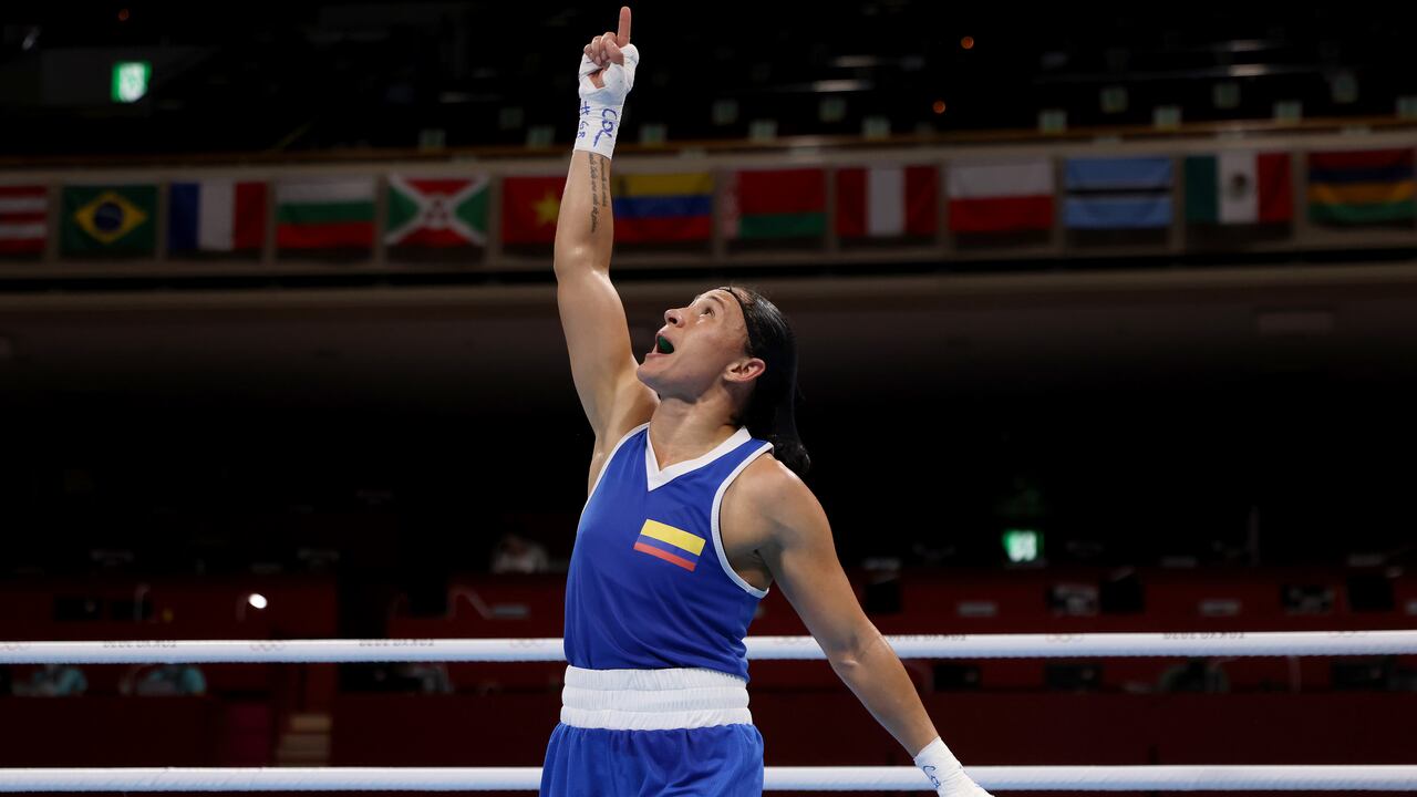 TOKIO, JAPÓN - 26 DE JULIO: Yeni Marcela Arias Castaneda de Colombia celebra la victoria sobre Stanimira Nikolaeva Petrova de Bulgaria durante el Women's Feather (54-57kg) en el tercer día de los Juegos Olímpicos de Tokio 2020 en Kokugikan Arena el 26 de julio de 2021 en Tokio. Japón. (Foto de Buda Mendes / Getty Images)