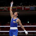 TOKIO, JAPÓN - 26 DE JULIO: Yeni Marcela Arias Castaneda de Colombia celebra la victoria sobre Stanimira Nikolaeva Petrova de Bulgaria durante el Women's Feather (54-57kg) en el tercer día de los Juegos Olímpicos de Tokio 2020 en Kokugikan Arena el 26 de julio de 2021 en Tokio. Japón. (Foto de Buda Mendes / Getty Images)