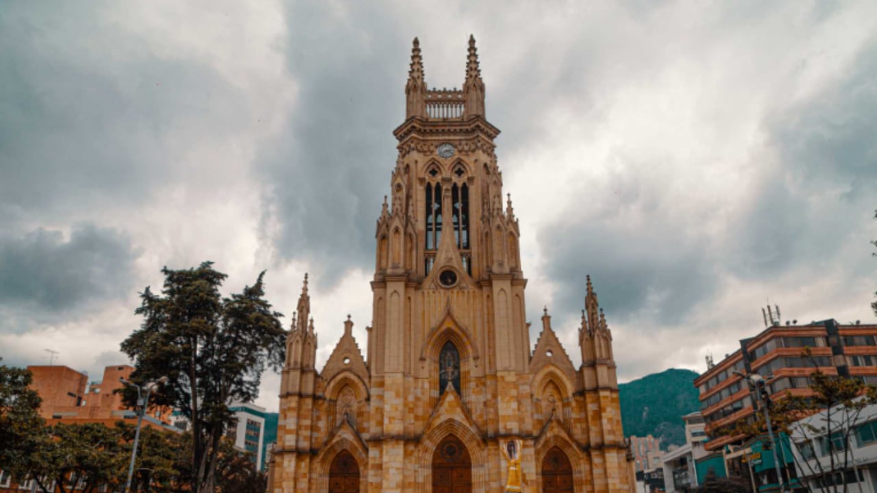 La Iglesia de Lourdes en Bogotá es una de las imperdibles en Semana Santa; destaca por su estilo neogótico.