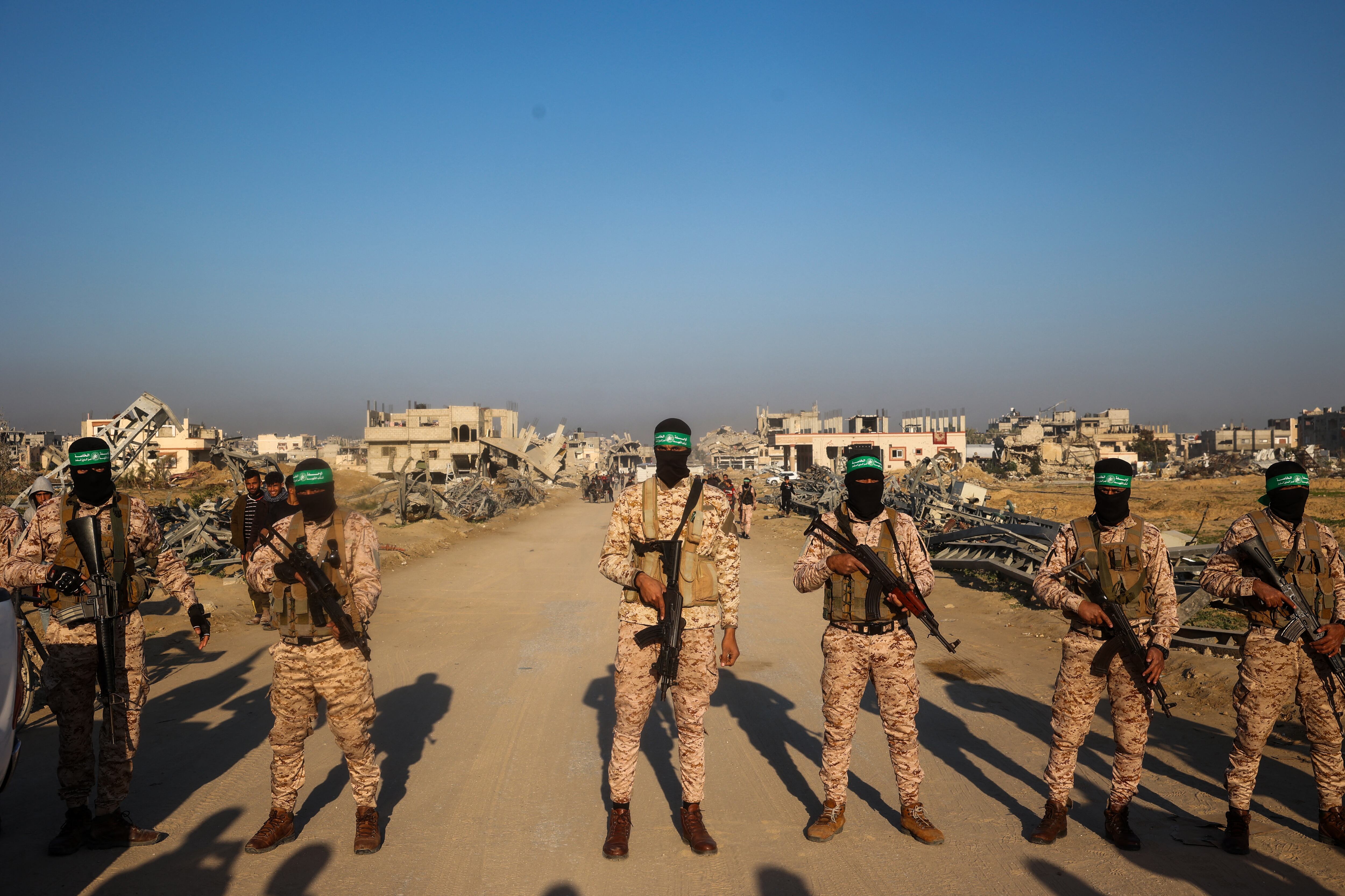 El ejército israelí dijo que otros siete rehenes liberados por militantes palestinos el 30 de enero se encuentran ahora bajo su custodia.