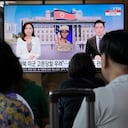 Una pantalla de televisión muestra una imagen de archivo del soldado estadounidense Travis King durante un programa de noticias en la estación de tren de Seúl en Seúl, Corea del Sur, el sábado 22 de julio de 2023.