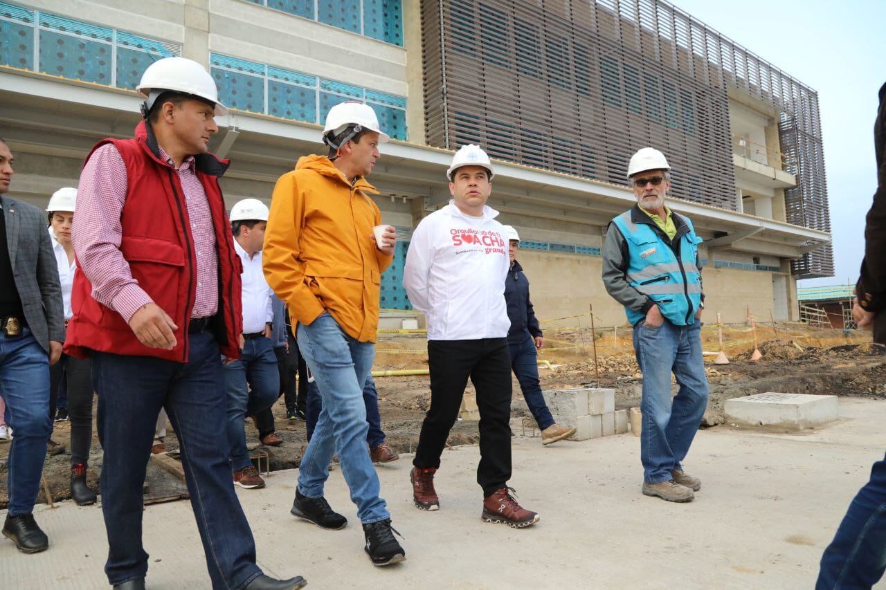 El alcalde Juan Carlos Saldarriaga, y el gobernador Nicolás García, hicieron un recorrido al patio portal de TransMilenio en Soacha.