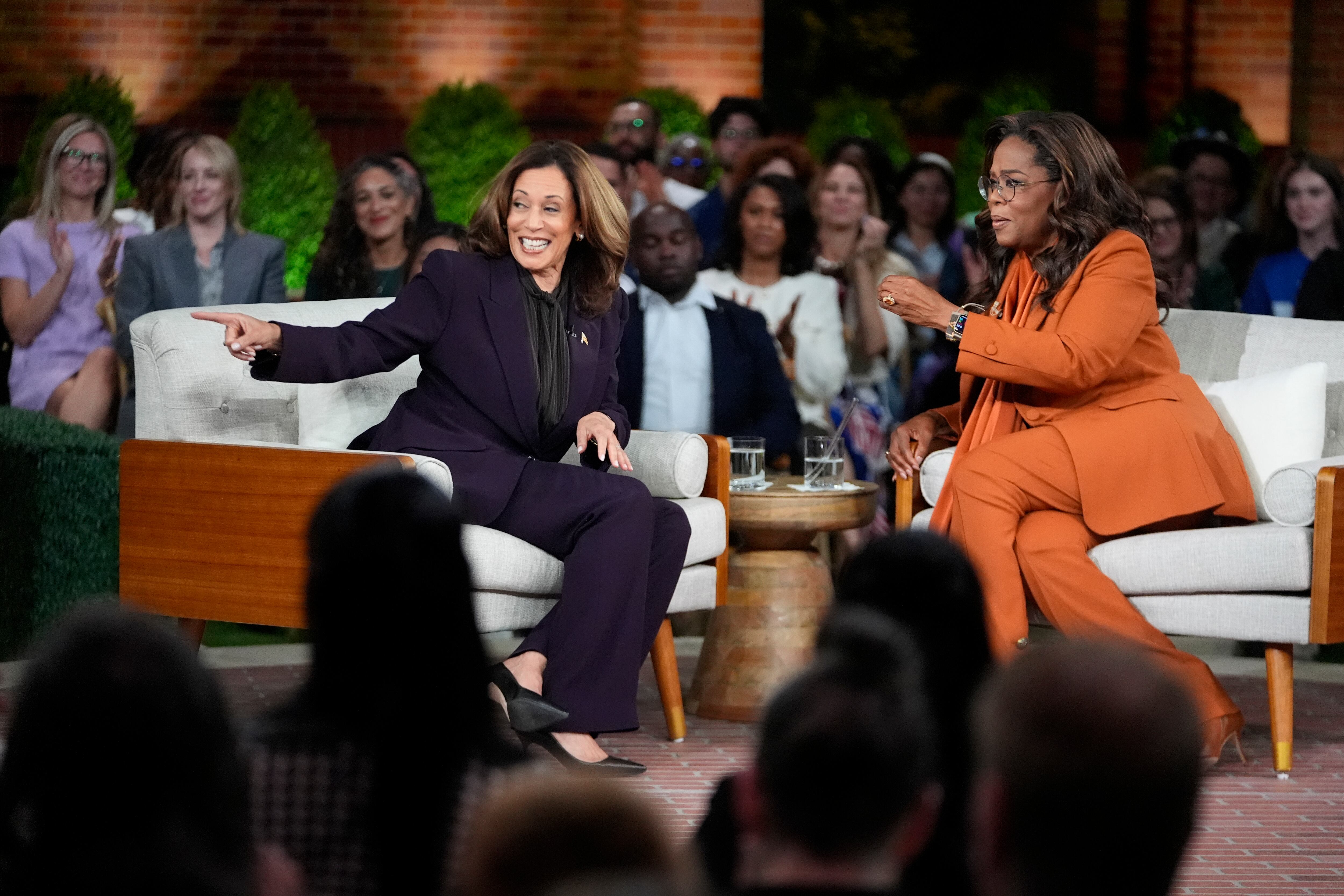 La vicepresidenta candidata demócrata a la presidencia, Kamala Harris, se une a Oprah Winfrey en el evento de transmisión en vivo Unite for America de Oprah el jueves 19 de septiembre de 2024 en Farmington Hills, Michigan (Foto AP/Paul Sancya)