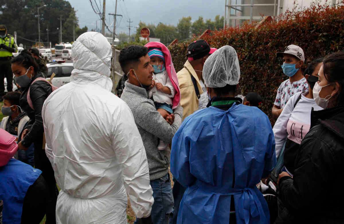 En Venezuela, la situación que les espera no es muy positiva. El sistema de salud está colapsado y la economía está decayendo cada vez más. En el país hay escasez de alimentos y de suministros médicos. Sin embargo, el régimen de Nicolás Maduro se ha aprovechado políticamente de la situación. La vicepresidenta Delcy Rodríguez aseguró: “los compatriotas venezolanos están regresando felizmente a nuestra patria, donde la atención médica es gratuita” Foto: Guillermo Torres/ SEMANA. 